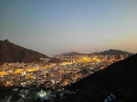 belle vue sur la montagne jabal al noor à la mecque. La grotte de Hira est située au sommet de la montagne Jabal al Noor où des visiteurs du monde entier viennent visiter. photo