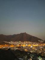 belle vue sur la montagne jabal al noor à la mecque. La grotte de Hira est située au sommet de la montagne Jabal al Noor où des visiteurs du monde entier viennent visiter. photo