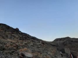 belle vue sur la montagne jabal al noor à la mecque. La grotte de Hira est située au sommet de la montagne Jabal al Noor où des visiteurs du monde entier viennent visiter. photo