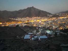 belle vue sur la montagne jabal al noor à la mecque. La grotte de Hira est située au sommet de la montagne Jabal al Noor où des visiteurs du monde entier viennent visiter. photo