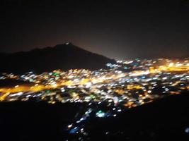 belle vue sur la montagne jabal al noor à la mecque. La grotte de Hira est située au sommet de la montagne Jabal al Noor où des visiteurs du monde entier viennent visiter. photo