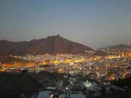 belle vue sur la montagne jabal al noor à la mecque. La grotte de Hira est située au sommet de la montagne Jabal al Noor où des visiteurs du monde entier viennent visiter. photo