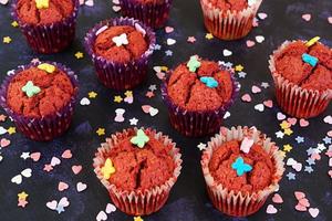 muffins au chocolat sur fond sombre photo