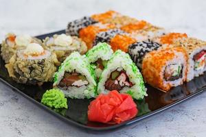 rouleau de sushi sur fond blanc photo