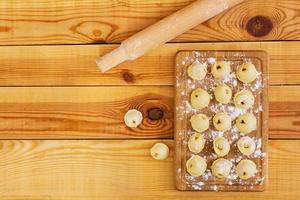 boulettes de viande, raviolis, sur fond de bois photo