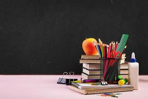 ensemble de fournitures scolaires colorées, livres et cahiers. accessoires de papeterie. photo