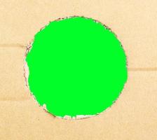 carton destiné à être découpé en trous circulaires pour révéler les bords déchiquetés du corps puis recouvert d'un écran vert pour faire une vidéo. photo