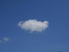 nuages blancs et ciel photo