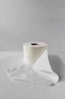 seul rouleau de papier toilette blanc sur fond blanc avec espace de copie photo