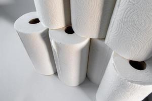 s'approvisionner en fournitures avec pile de serviettes en papier blanc sur fond blanc photo