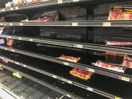 états-unis, mars 2020 - étagères de viande de bacon presque vides dans les épiceries pendant le covid-19 photo