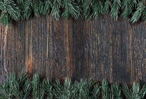 bordure de branche d'arbre de noël vert avec espace de copie sur lay plat en bois rustique photo