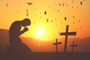 silhouette de mains de prière chrétiennes personnes spirituelles et religieuses priant les concepts de christianisme de dieu. mettre fin à la guerre et à la violence photo