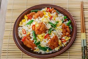 riz frit avec oeuf et poulet