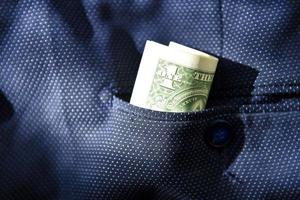 une liasse de dollars dans la poche d'un pantalon bleu photo