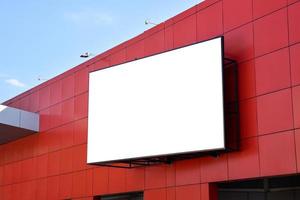 maquette publicitaire d'affichage à led. surface d'écran isolée en blanc pour la promotion de la conception d'annonces sur le centre commercial rouge