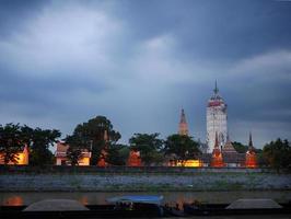 lumières colorées du site du patrimoine de la pagode d'ayutthaya dans le ciel crépusculaire photo