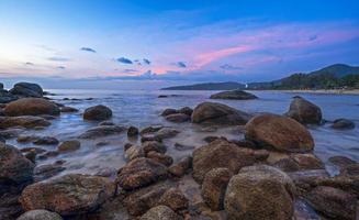 scène du coucher du soleil à karon beach, phuket, thaïlande photo