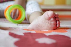 gros plan sur des pieds d'enfant secs sur le lit , photo