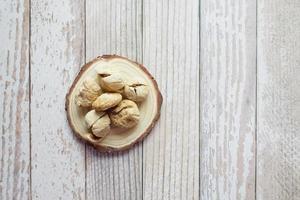 figues séchées sur une assiette sur la table photo