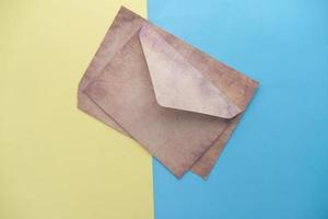 enveloppe, papier vide sur fond de couleur photo