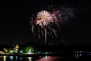 feux d'artifice sur la rivière dans le ciel sombre photo