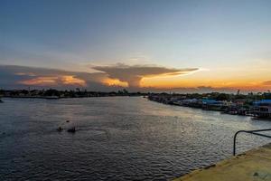 cumulonimbus capillatus incus dans le nonthaburi, thaïlande photo