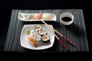 sushi sur plaque blanche photo