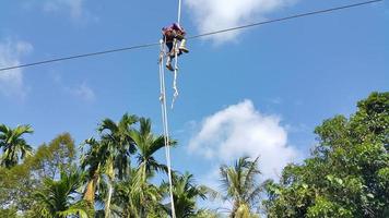 un électricien travaillant en hauteur photo