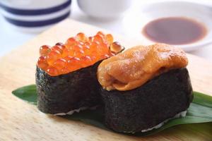 sushi, oursin et œufs de saumon photo