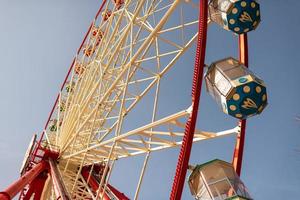 la grande roue ronde tourne vite à la journée colorée photo