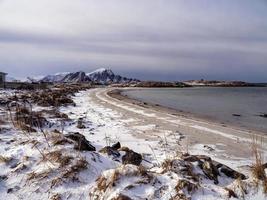 plage à andenes à vesteralen, norvège, avec de la neige photo