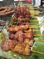 porc rôti thaï traditionnel et sai aua