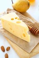 fromage aux amandes et poire sur une planche à découper
