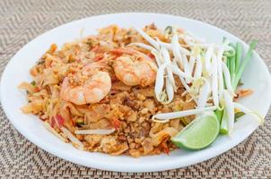 nouilles sautées à la thaïlandaise aux crevettes (pad thai) photo