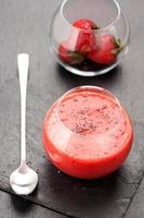 smoothie aux baies avec fraises et graines de chia. vue de dessus photo