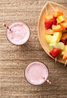 smoothies aux fraises et brochettes de fruits photo