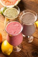 alimentation saine, boissons protéinées et fruits