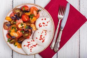 salade de tomates à la mozzarella photo