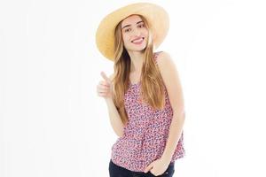 portrait d'une femme joyeuse et joyeuse en chapeau d'été montrant comme un geste isolé sur fond blanc. photo