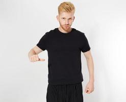 t-shirt noir vierge pour homme barbu attrayant et brutal en coton fin de qualité supérieure, isolé sur une maquette blanche photo