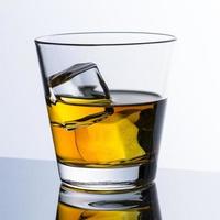whisky froid avec de la glace photo
