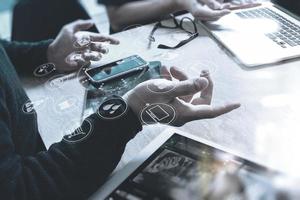 main de designer utilisant des paiements mobiles achats en ligne,canal omni,dans un bureau en bois de bureau moderne,écran d'interface graphique d'icônes,lunettes,filtre photo