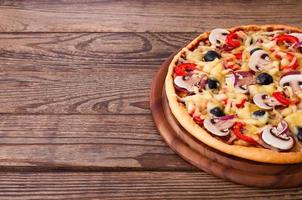 pizza aux fruits de mer sur table en bois