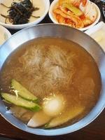 nouilles froides de style coréen photo