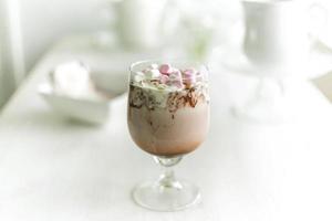 milkshake au chocolat avec mini guimauves photo