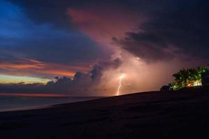 rayo nocturno en la playa photo