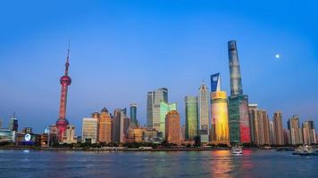 shanghai, chine, 9 novembre 2019, le paysage urbain du quartier central de shanghai et le centre financier de la chine est situé sur les rives de la rivière huangpu photo