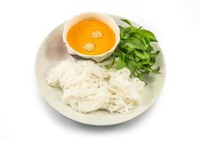 vermicelles thaï mangés au curry