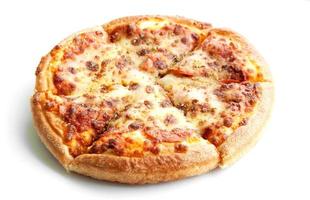 peperoni pizza sur blanc isolat photo